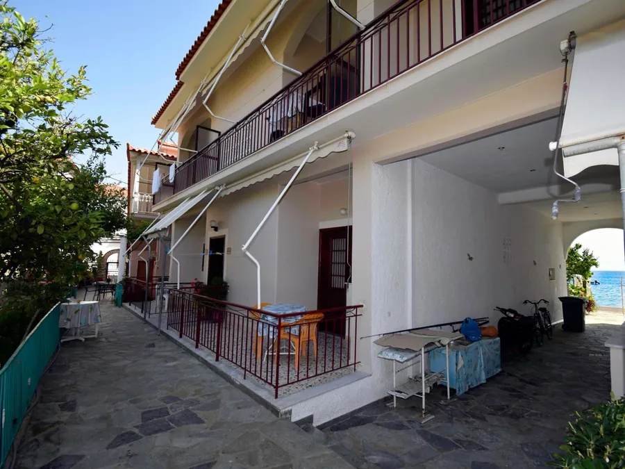 Η αυλή με την πέτρινη σκάλα