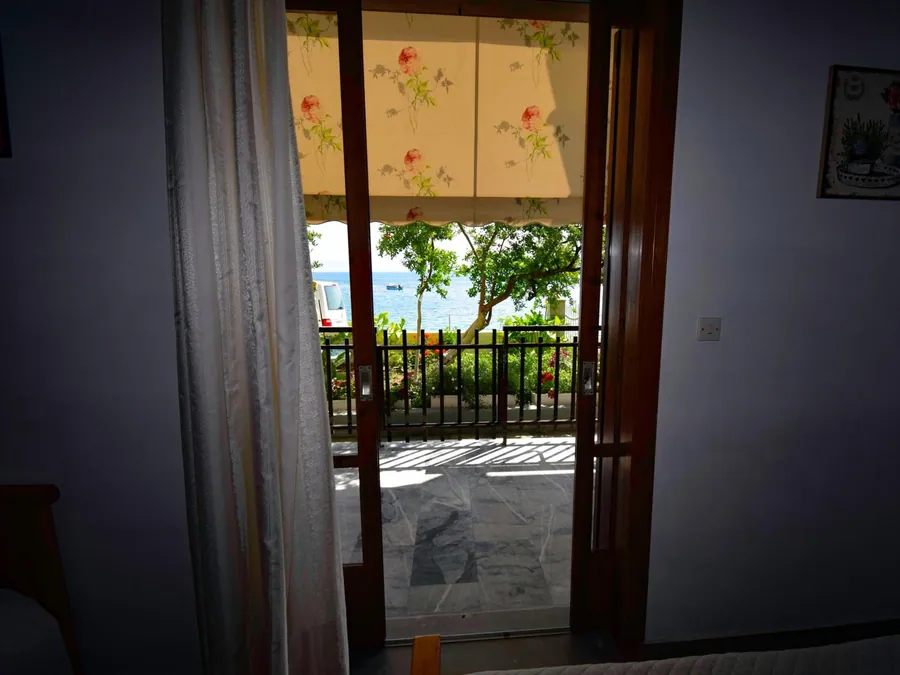 Η θάλασσα από την μπαλκονόπορτα