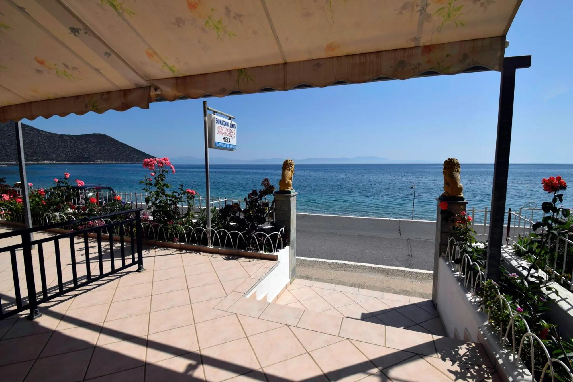 Η βεράντα με τα λουλούδια και τη θάλασσα μπροστά